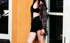 坐在老师的紫根上写作业